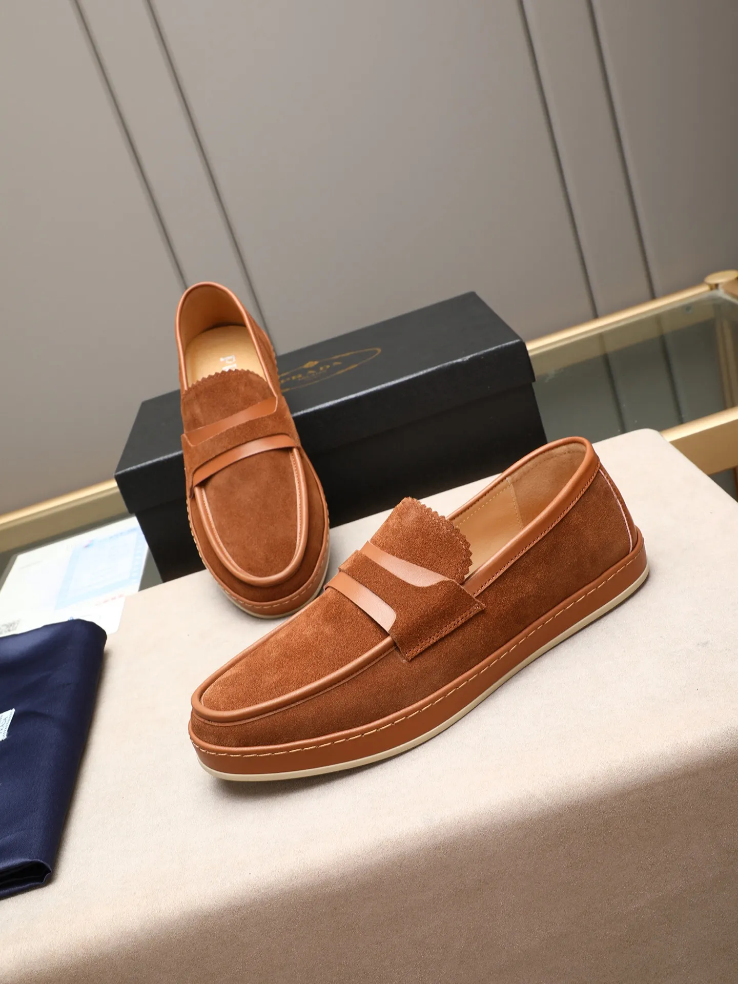 Men's men's shoes 💰P420 🆕🔥New update🔥👟PRADA (Prada) new products are released, imported soft cowhide, fashionable to allow air to penetrate the entire shoe, and the awesome shoes [strong] bring an extremely comfortable and breathable feeling! Beautiful inside and out! Exquisite workmanship, top-grade cowhide material, 😌Number: 38~44 (45 customized) 4 colors of black, blue, gray to choose from.